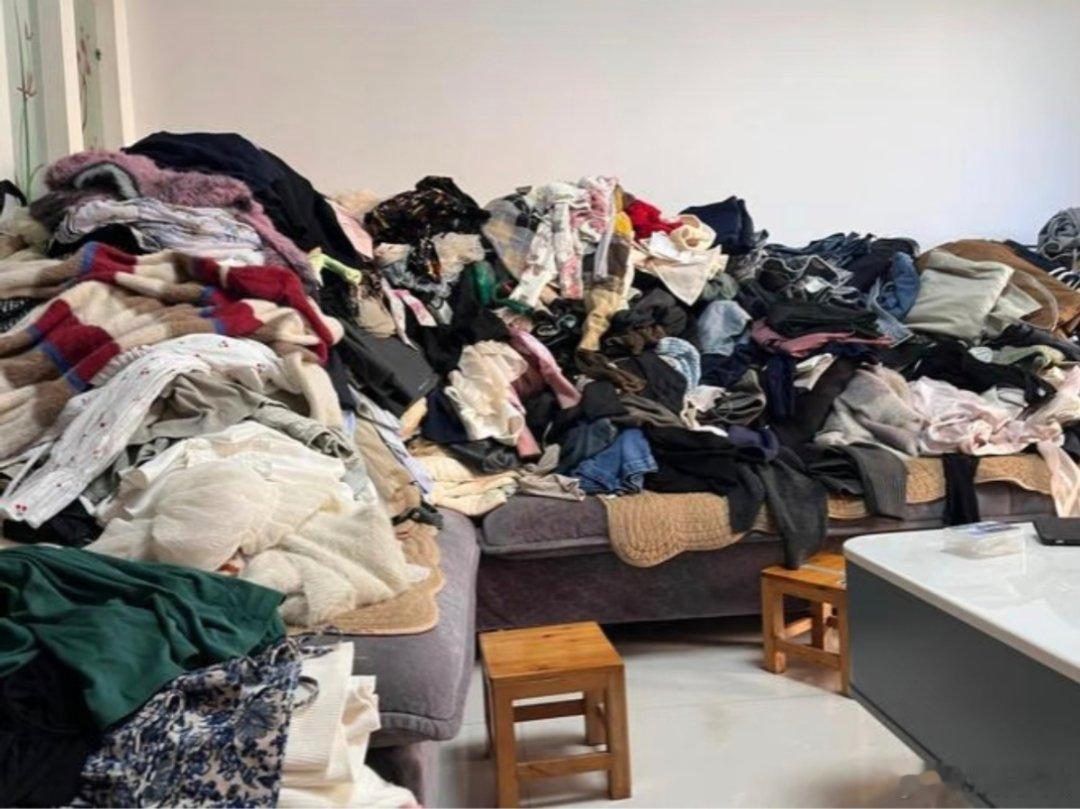 年轻人把钱都穿在身上了现在的年轻人精挑细选的买了很多丑衣服，抠抠搜搜的花了很多钱