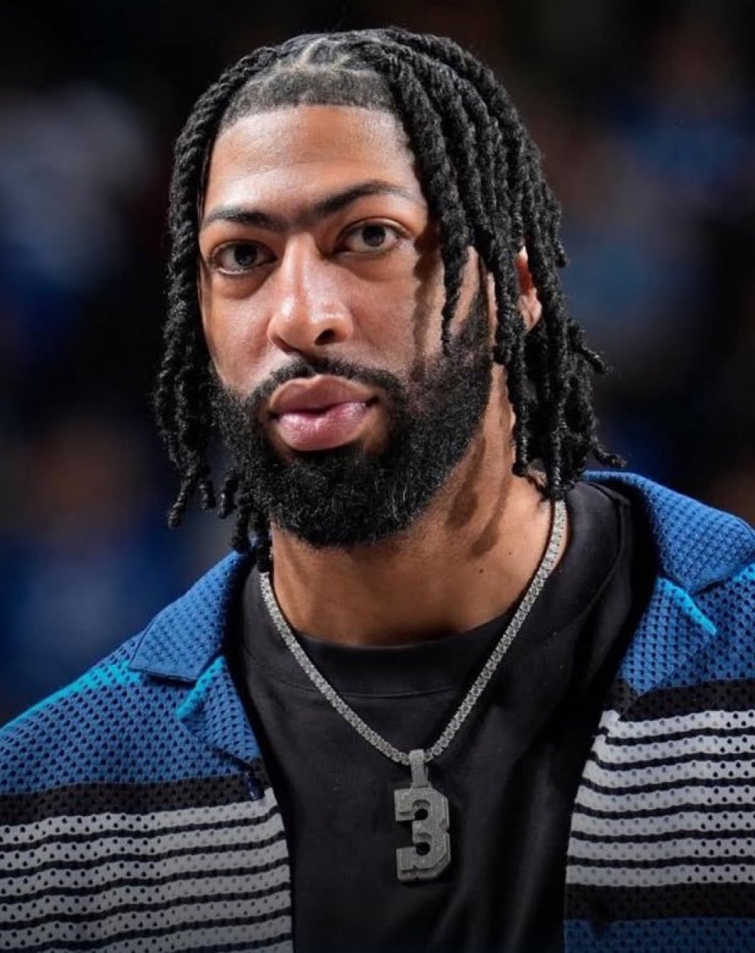 据报道，浓眉将无限期休战，独行侠老板杜蒙特要求医疗团队提供数据，在浓眉没有100