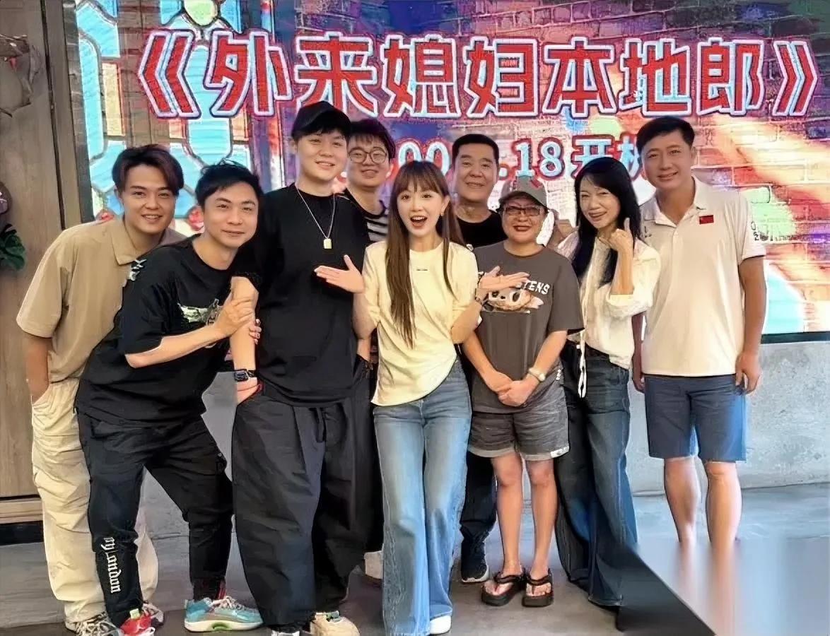 挣钱嘛，不寒碜。

这话真没说错。

你看康天庥上次被珠江春晚吐槽成那样，转头还