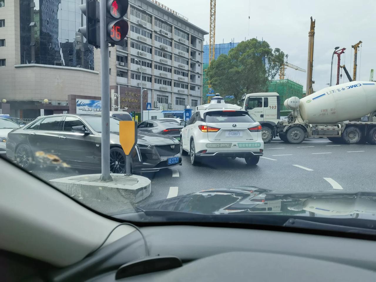 萝卜快跑挡住了车，其实他再往前一点点，就好了，看来萝卜太笨。