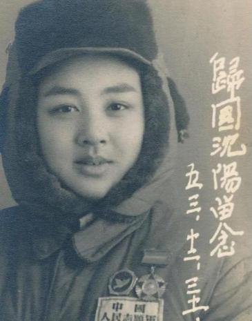 1953年，一名女志愿军战士回国，她在沈阳换乘的间隙，走进了一家照相馆，在这张照