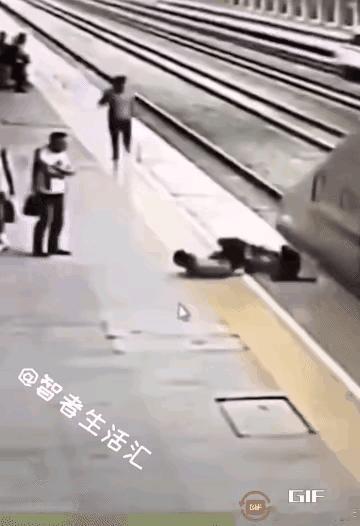 男的头磕在地上时，人已经懵了，但手还是死死抓住往后拖，太伟大了[赞] 中国正能量