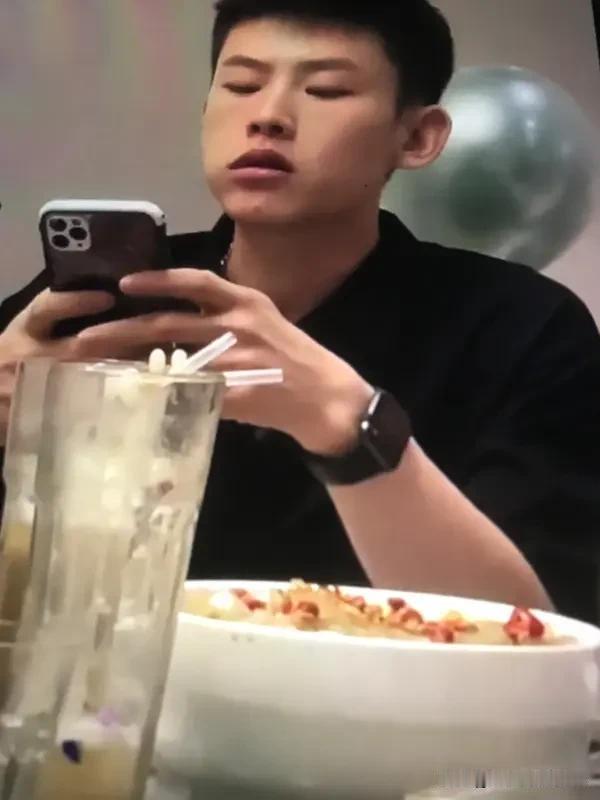 哪有什么男人越坏女人越喜欢的歪理，大家追捧的根本不是那种抽烟酗酒、满嘴跑火车的真