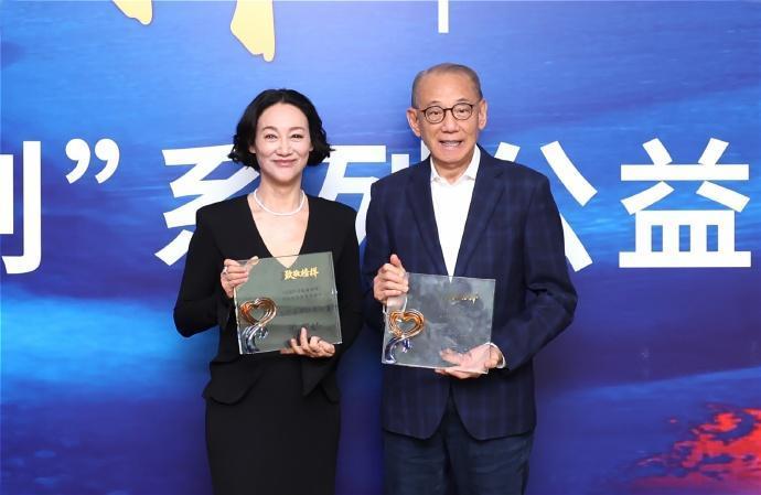 最近惠英红和杨受成一起出席慈善活动，两位看上去像同龄人，也都很显年轻，最关键的是