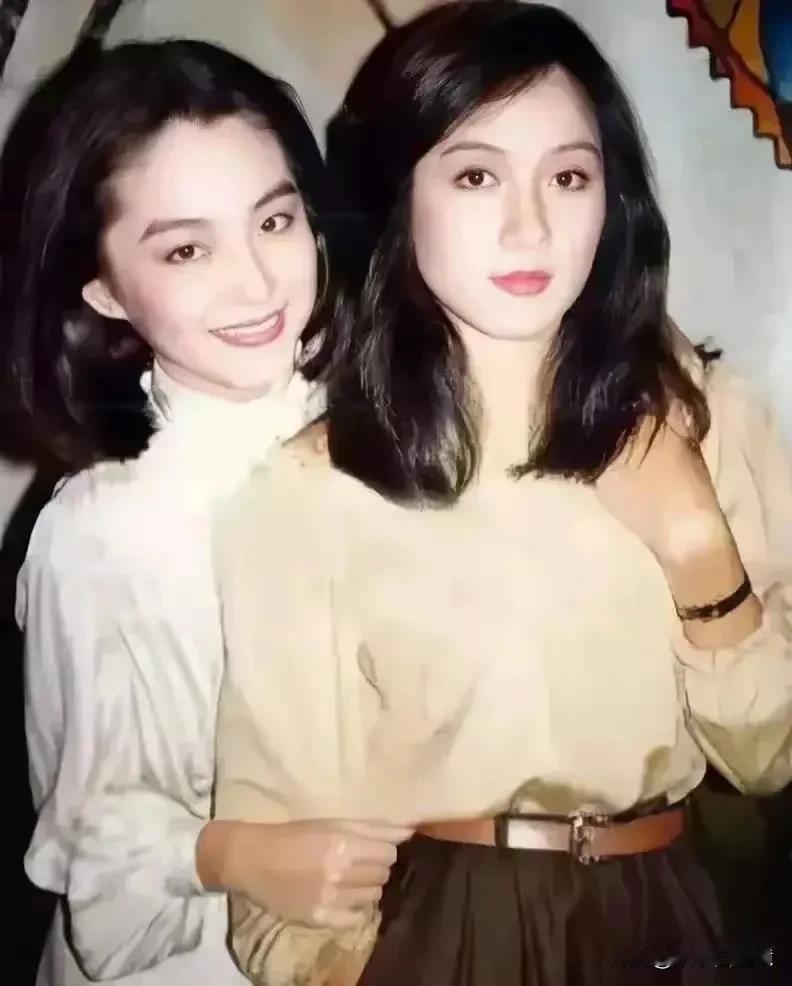 这两个台湾大美女年轻时候的合照，真是让人看得心旷神怡呀。
两个女人长得都好漂亮，