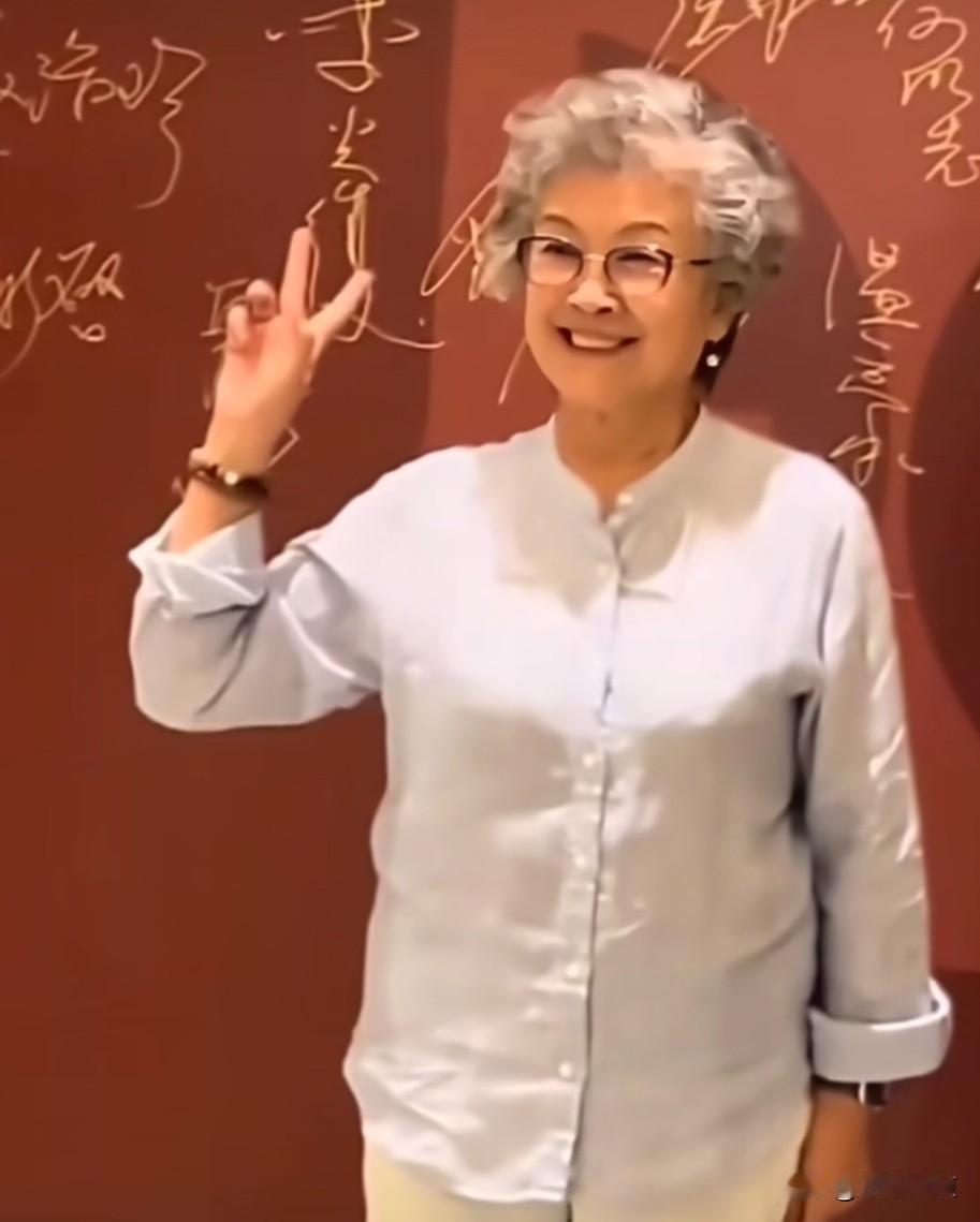 6月22日，75岁的著名演员宋春丽现身视协演员工作委员在北京举办的年中工作会议现