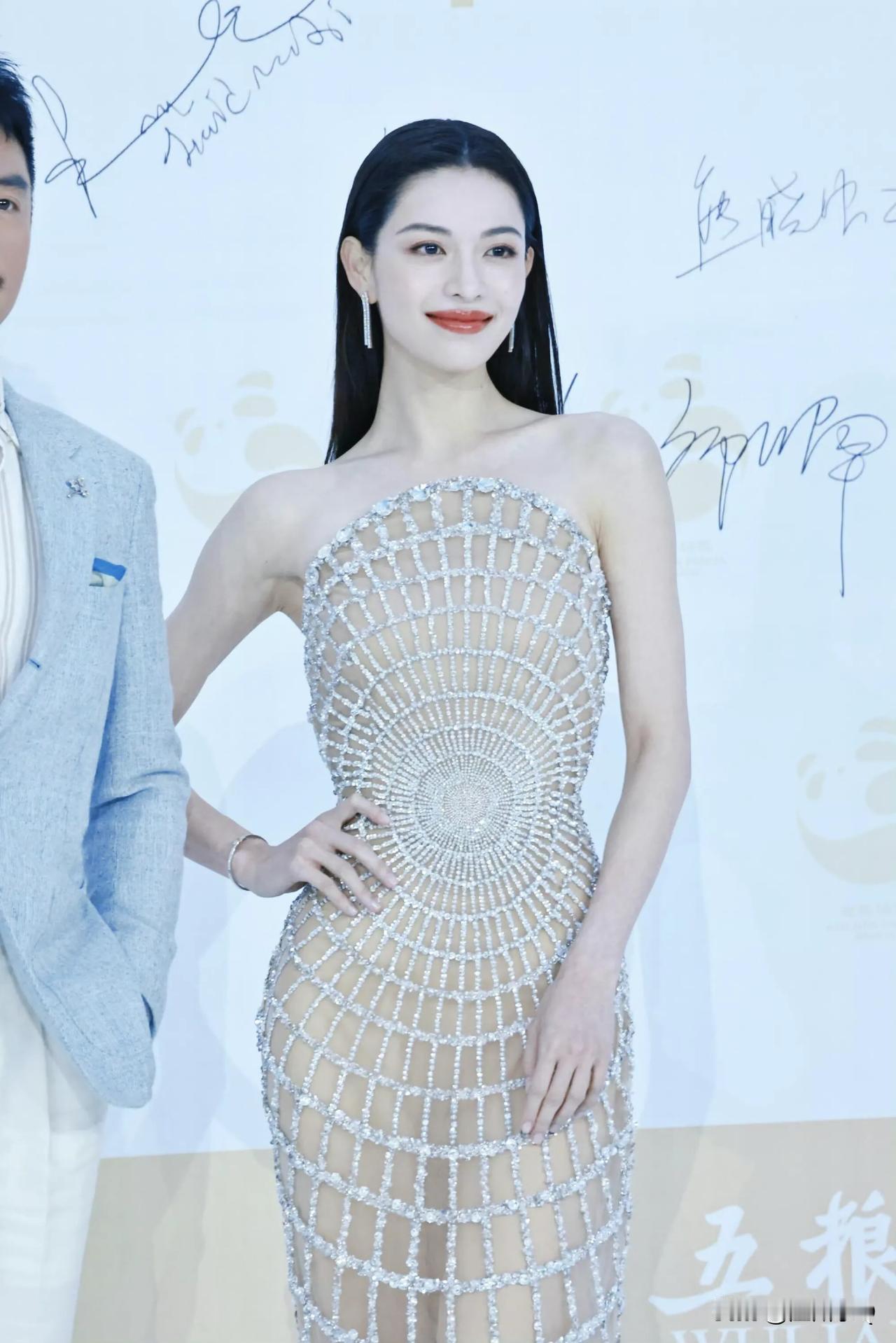 广东老乡钟楚曦和刘惜君撞衫，钟楚曦的时尚表现力真是绝绝子，比模特还要耀眼。