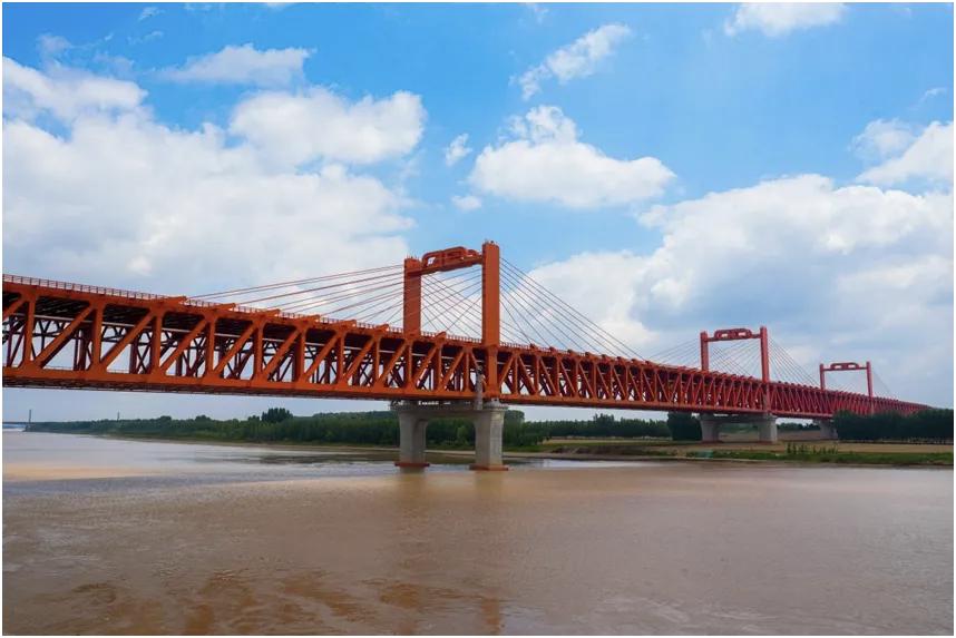 七月的齐鲁大地，热浪奔涌，建设正酣。7月6日，天津至潍坊高速铁路济南联络线——这
