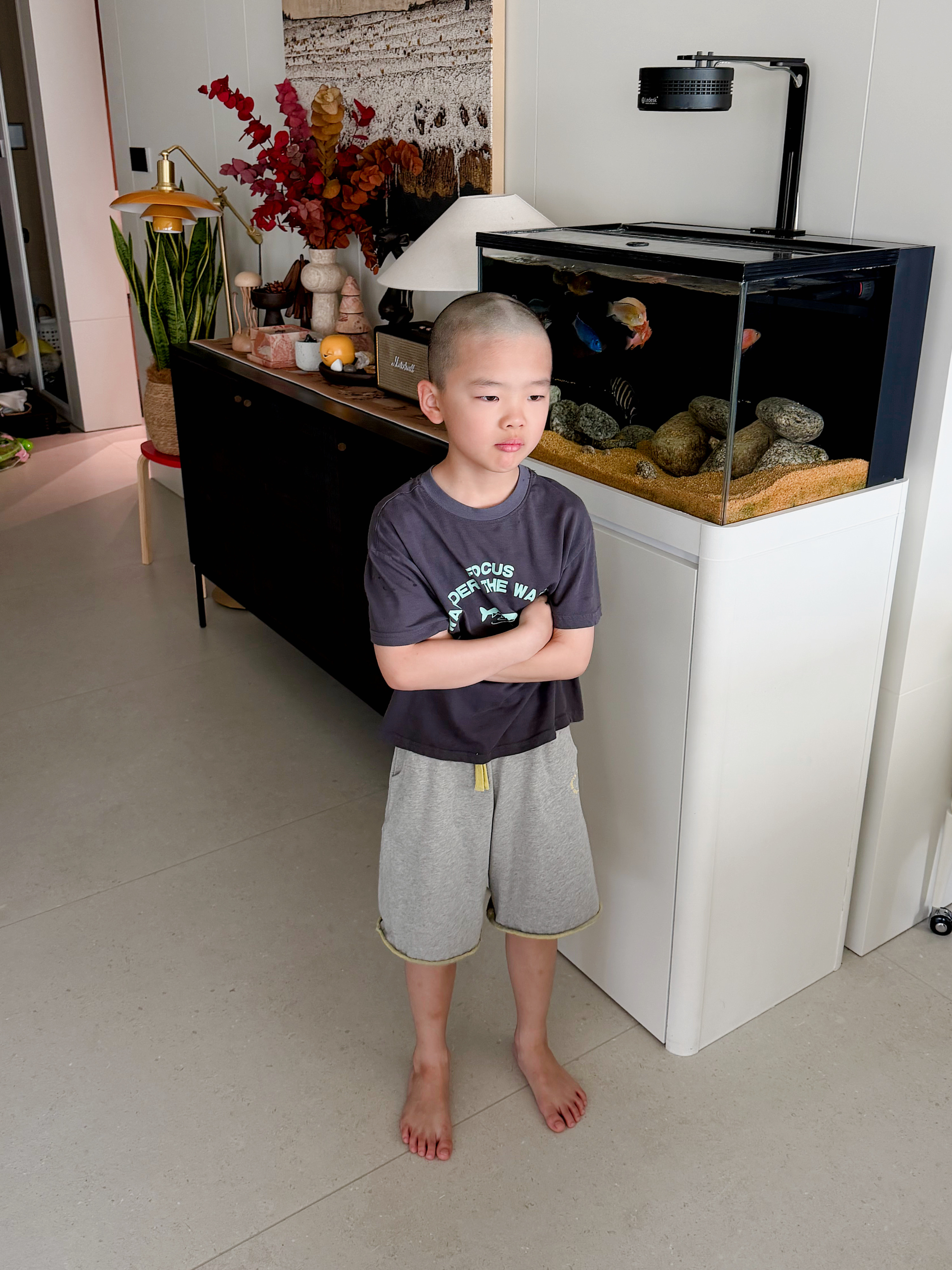 我们今天要出去玩，实在是受不了他顶着雷霆发型，就拿以前买来给多多妹剃毛的推子给他