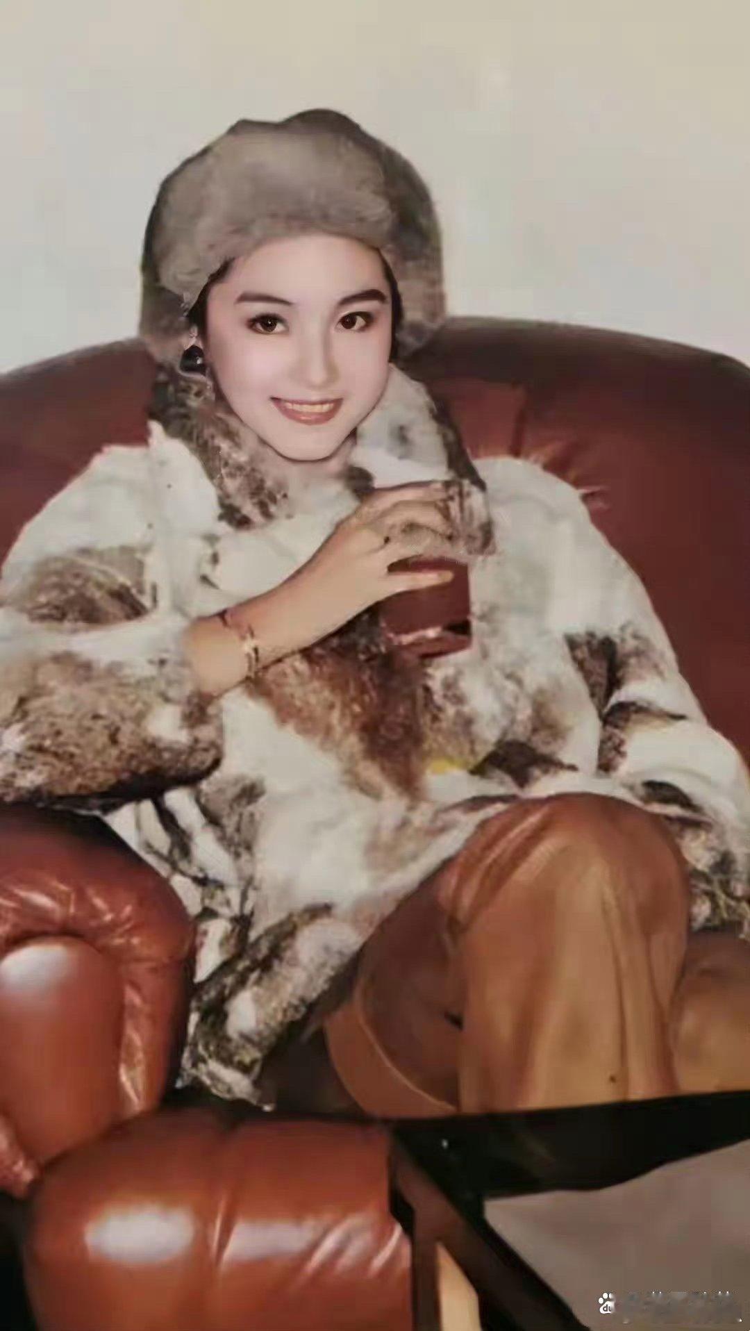 1973年，19岁的林青霞已惊为天人，那份绝色容颜美得让人窒息，自带风华～ 