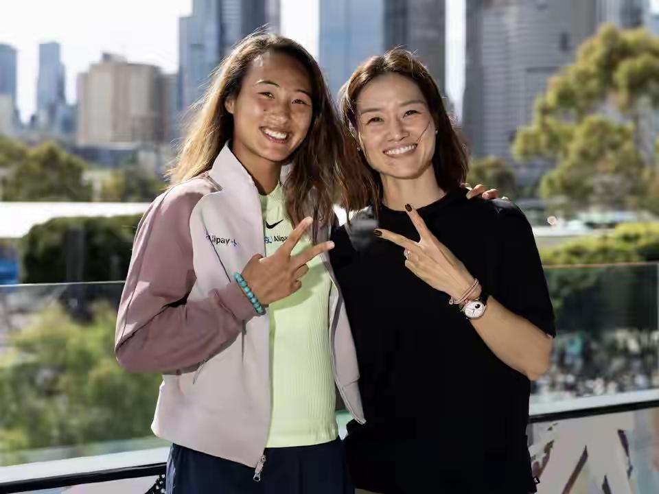 郑钦文有可能超越李娜吗？

很有意思，这个话题隔三差五就被翻出来吵，有人说李娜是