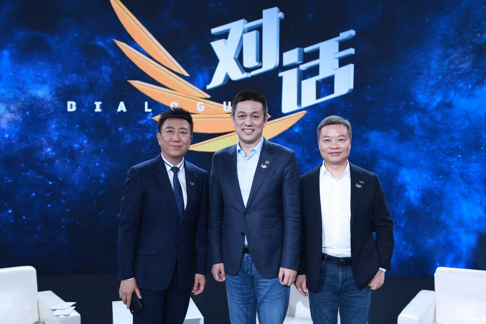 李斌何小鹏互相评价 央视《对话》现场，何小鹏与李斌作为新势力代表，回顾十年创业路