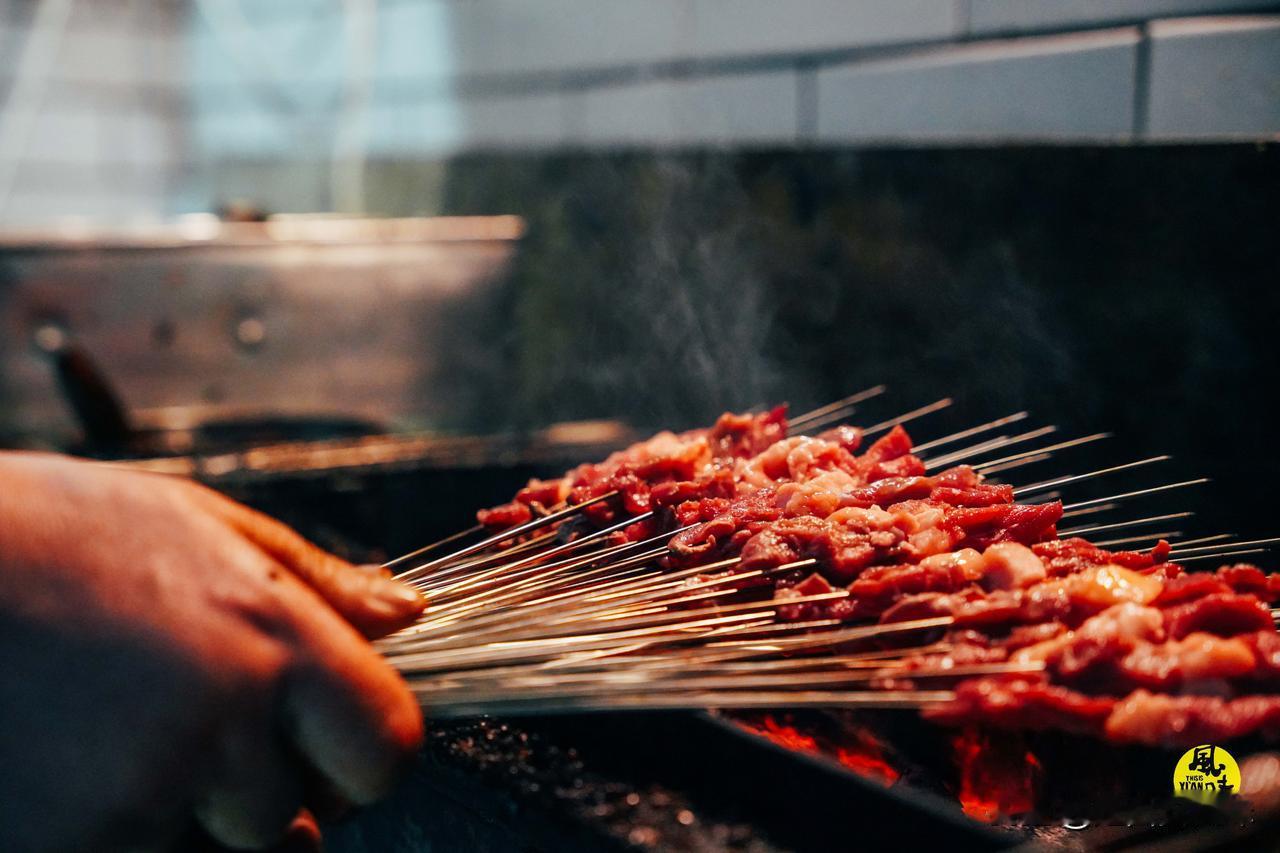 烤肉的季节又到啦！！！一旦有了宝藏馆子，刮风下雨都要去吃，老味道，老手艺，肉、筋