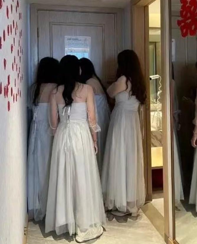 这就是典型的自作自受！新郎前往接亲，5 名伴娘堵门索要红包，每人要求 999 块