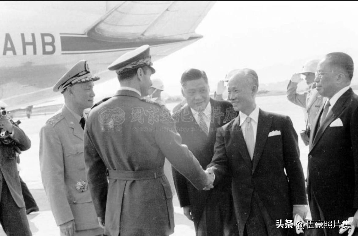 1958年5月14日，39岁的伊朗沙王巴列维窜访台湾，图从左至右为蒋先生、伊朗沙