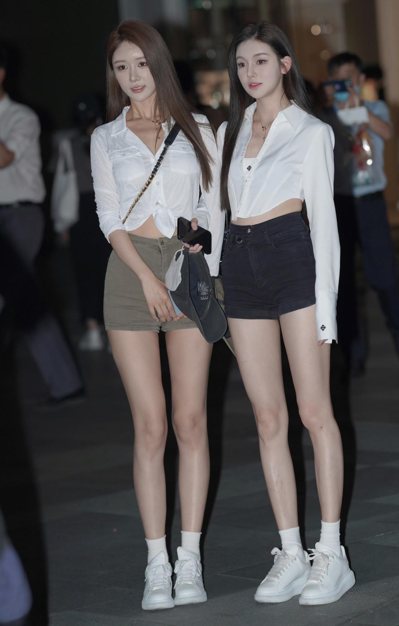 两个美女一个文静，一个活泼你更中意哪个？