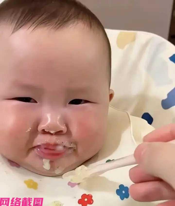 有年轻妈妈给自己宝宝，喂辅食的场景令人破防，原因自己宝宝不爱吃妈妈做的饭，看打小