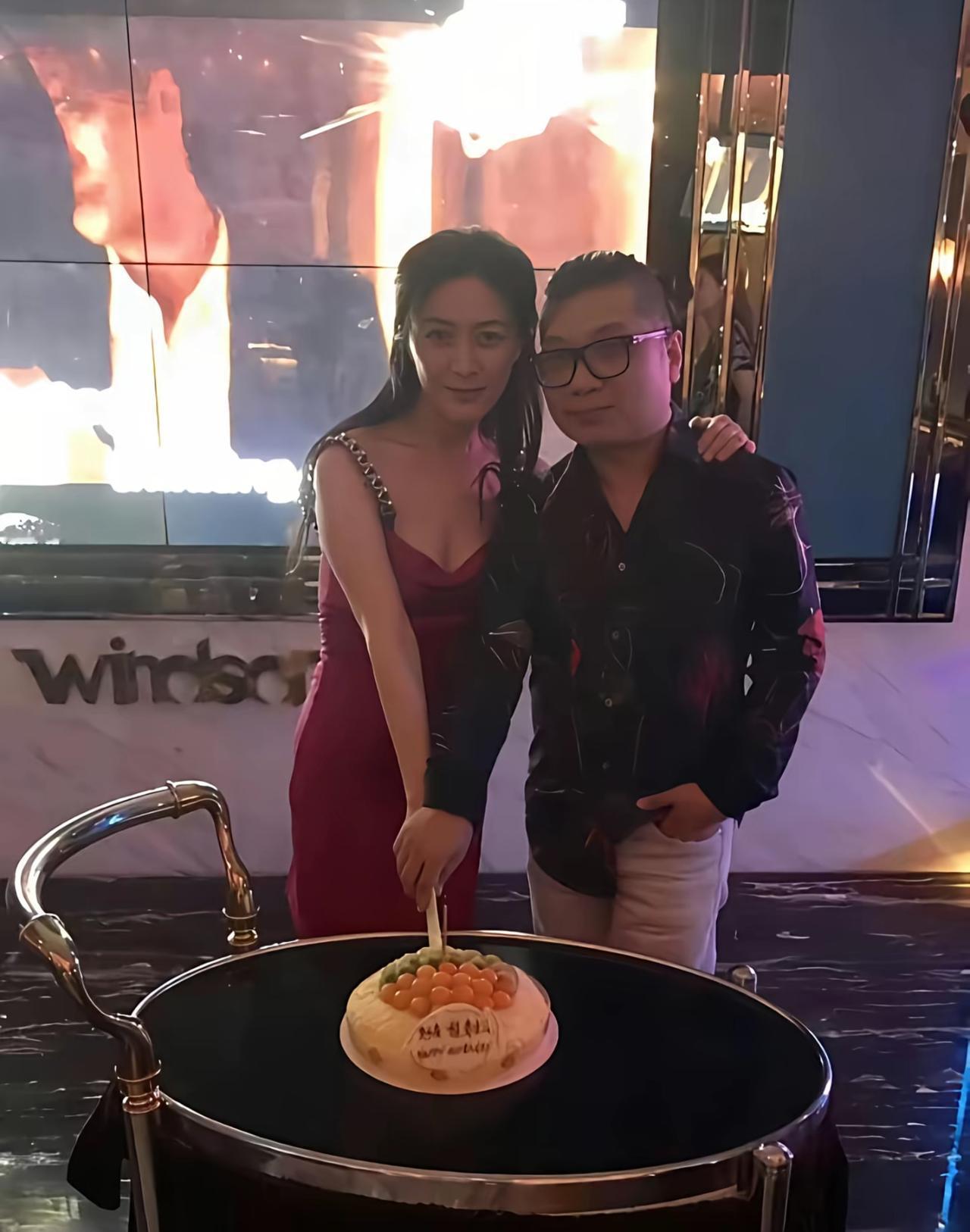 真是要感谢田海蓉，

她让我们看到了更真实的一面，

在程青松事业顺利的时候，两