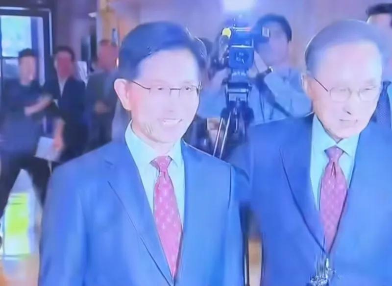 金文洙请了不少的大佬为他站台，先是前总统朴槿惠，现在又是前总统李明博。果然一到竞