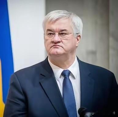 尘客
突发大新闻，俄乌冲突又炸出新高潮，今天乌克兰外长直接放话，声称俄罗斯敢用“