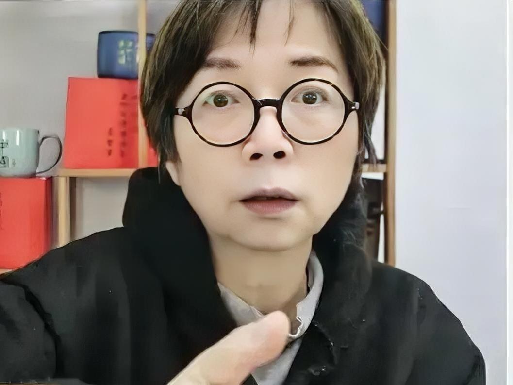 台湾名嘴黄智贤7月22日在节目中出人意料地批判国民党杨植斗等人是“表演绝食”但不