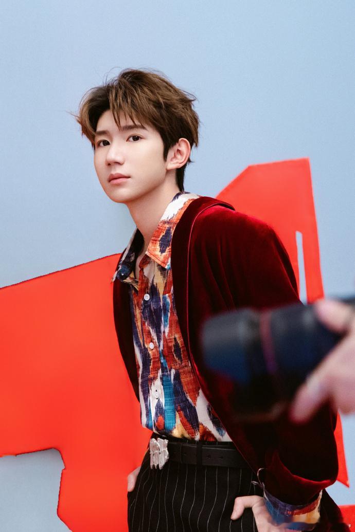 王源除夕照王源红丝绒小马西装王源除夕照，王源红丝绒小马西装，谁懂和这个王源的年味