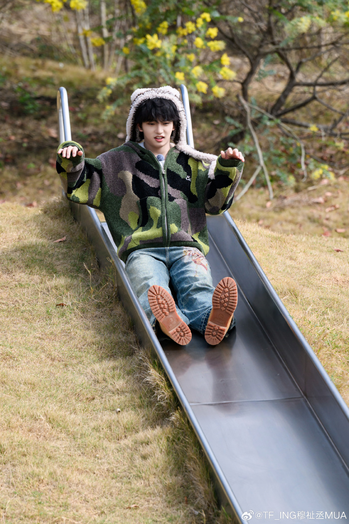 王传君高叶验牌穆祉丞这段综艺效果直接拉满！王传君高叶怀疑穆祉丞是卧底果断验牌，小