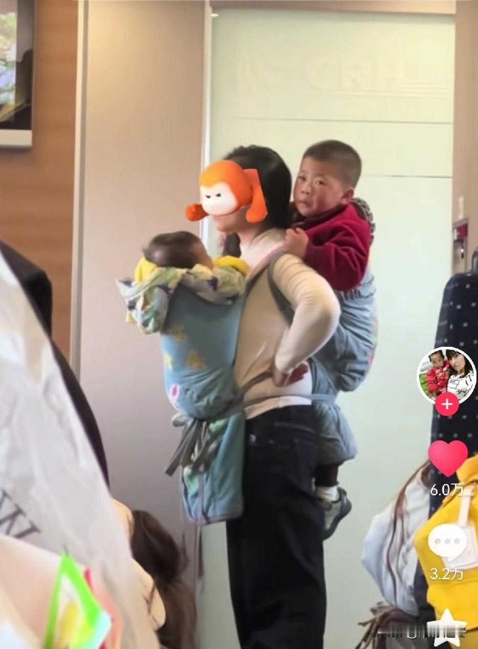 高铁上看到让人动容的一幕！
明明自己过得很难，也见不得别人过得苦呀！女子本弱为母