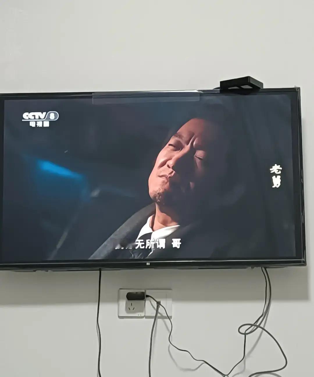 出狱后，黑道大哥拼命想洗干净双手。但他的“兄弟们”却想把他再拖回泥潭。
 
霍东