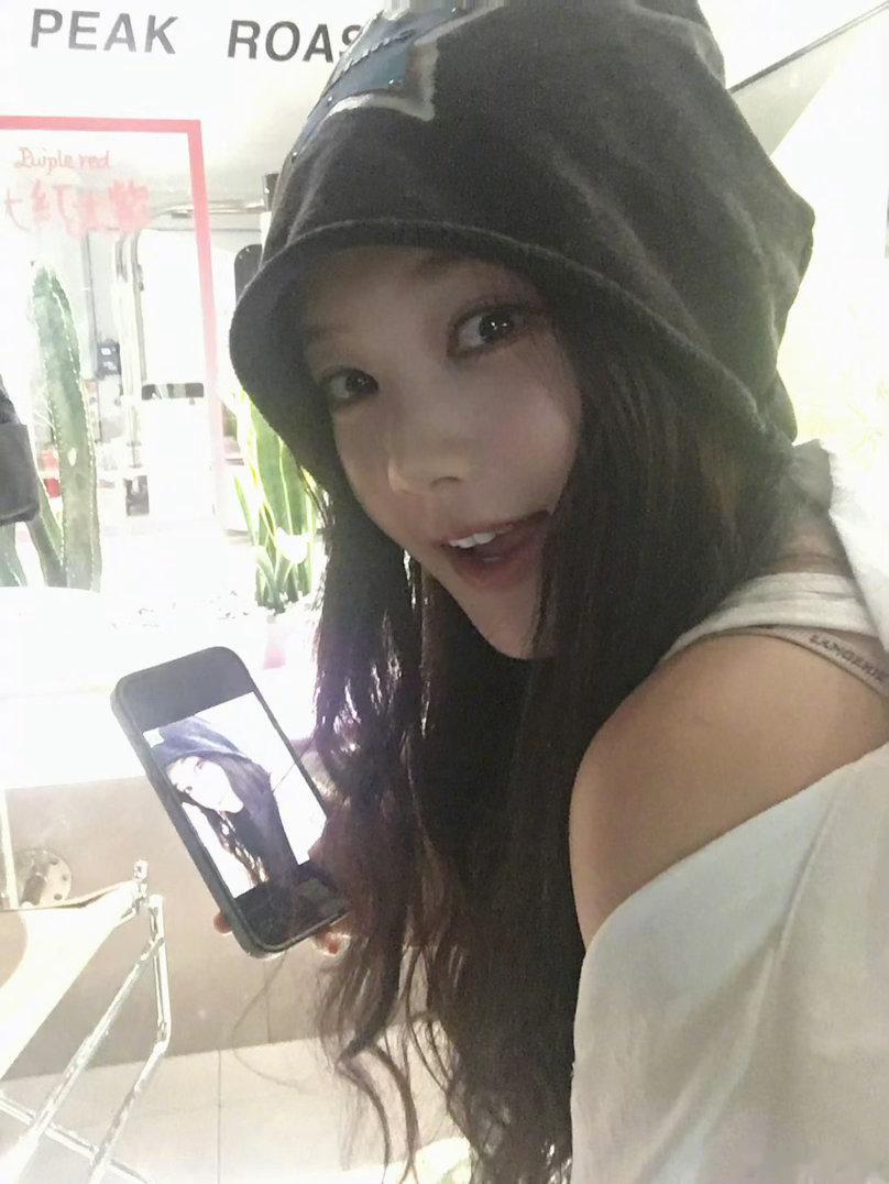 李一桐直播找凌玲李一桐四川话版谁是凌玲 网上爆火的找凌玲梗，被李一桐搬到直播间，