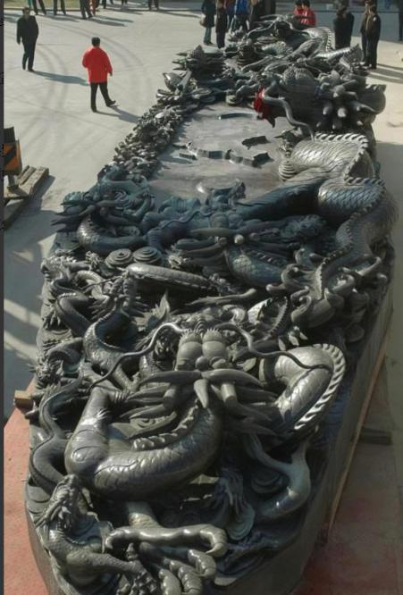 1991年，河北一村民上山砍柴，又累又热，坐在一块石头上歇息，不料这一坐，竟让他