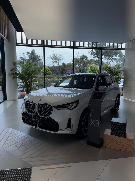 内饰向X5看齐！曲面屏+环绕光幕