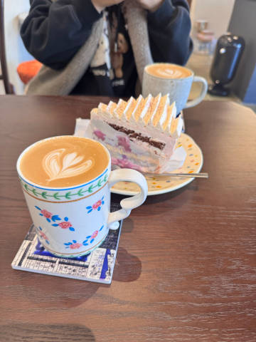 一整个咖啡馆除了我俩都是黑丝美女<span class="url-ic...