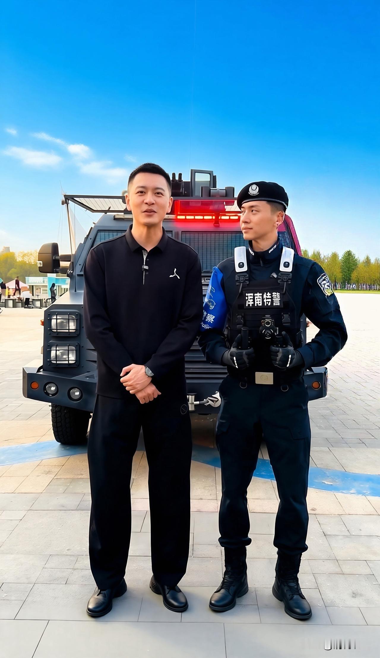 听说，这位特警小哥因为酷似杨鸣在网络上走红，而杨鸣本人，也带着微笑亲自前来，见证