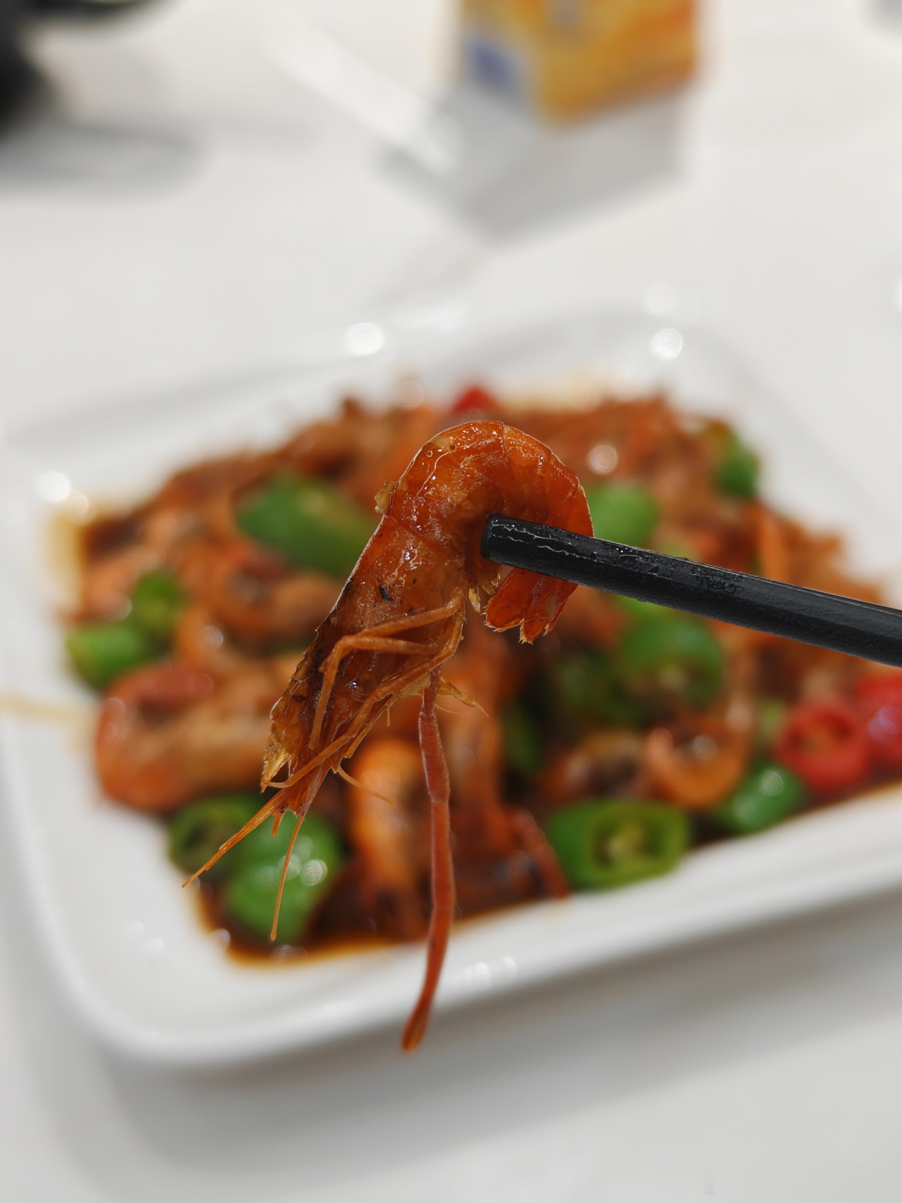 这周末，带我的三个大学舍友（这三都是广东人），尝了几次正宗的浙江菜，评价却褒贬不
