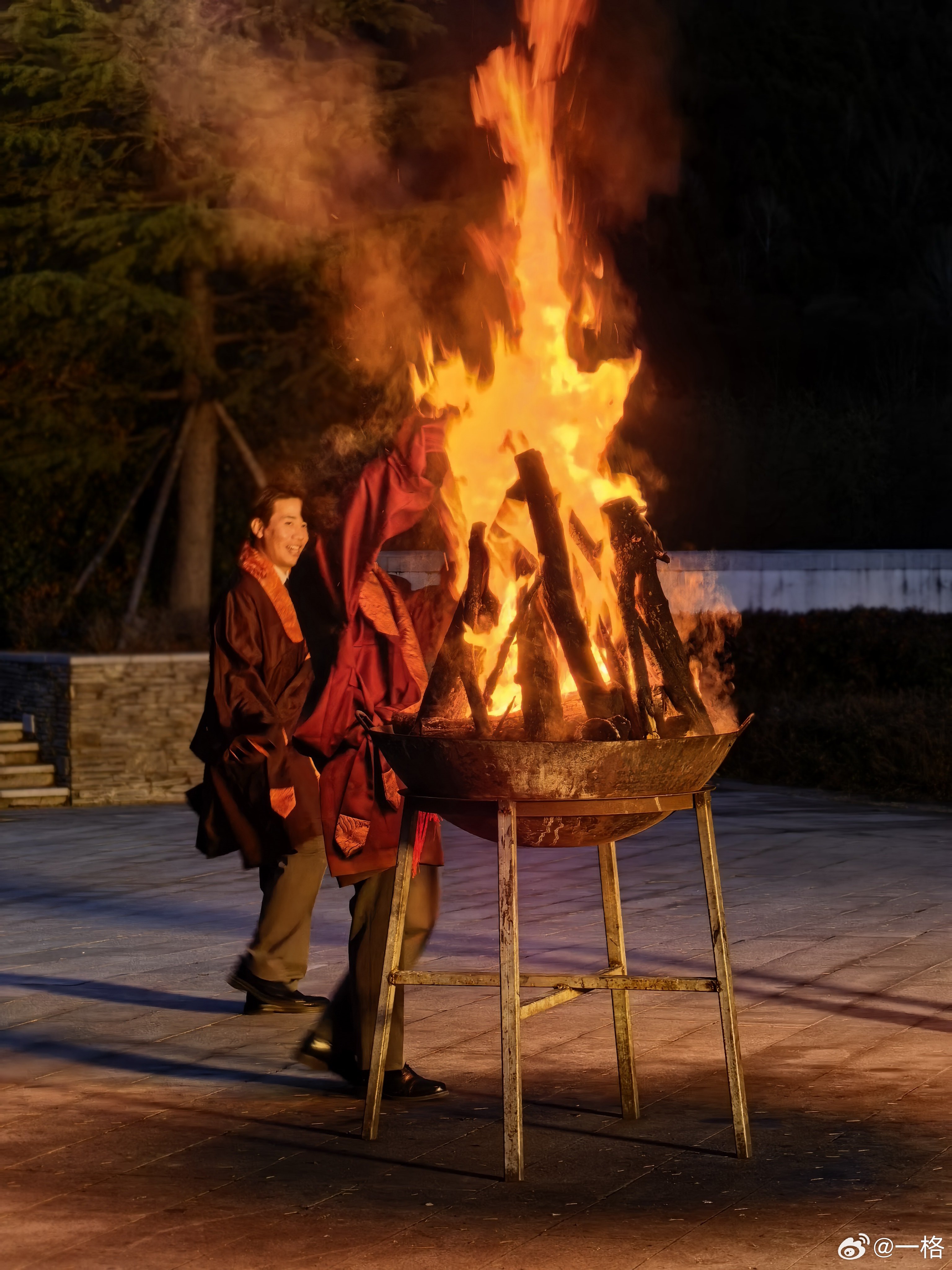 雪山下的篝火舞表演，第一次见这种，很好奇，工作人员说想跳可以上去一起跳，但是我有