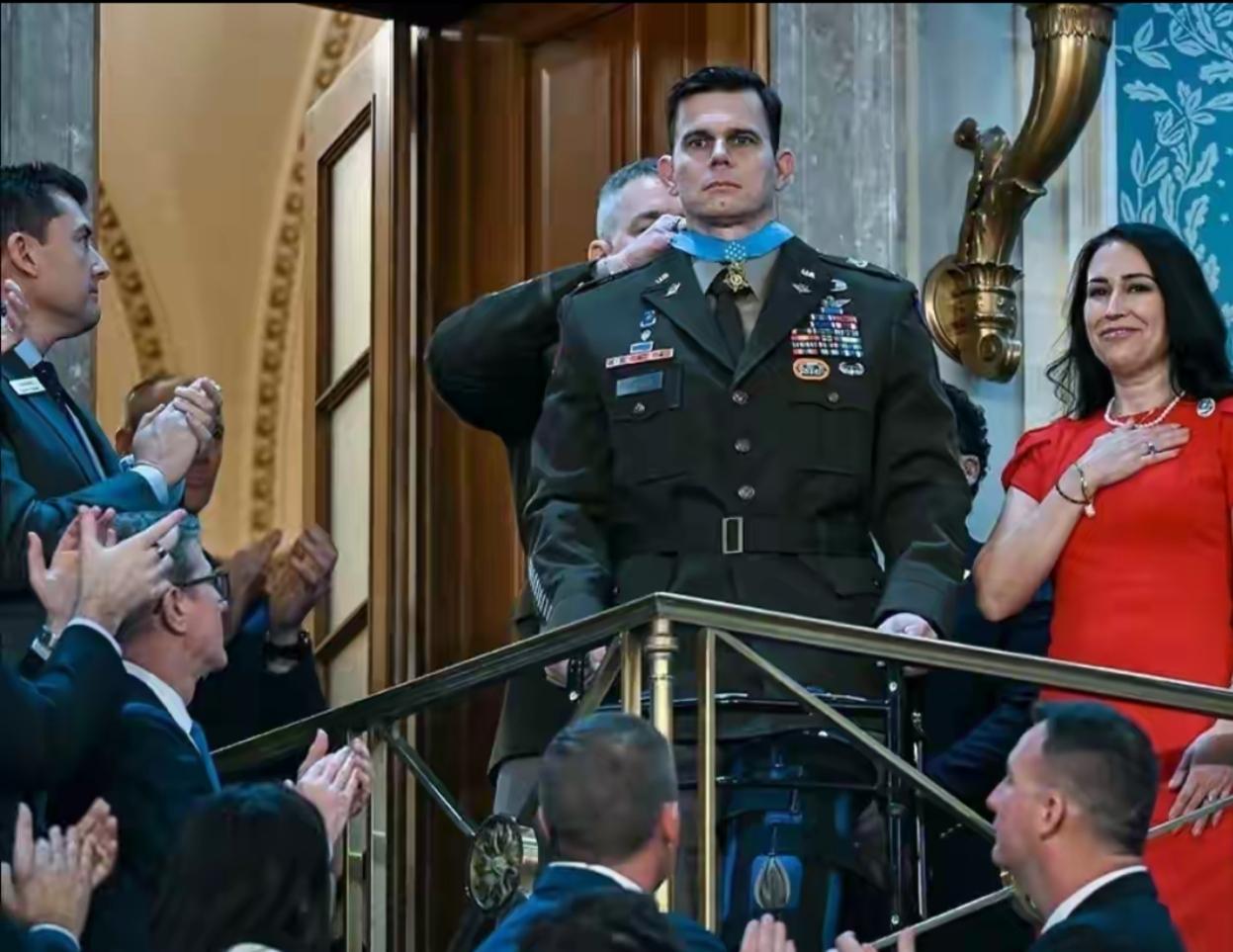 一名参与抓捕委内瑞拉总统马杜罗行动的美军人员受特朗普表彰。这是参与抓捕马杜罗行动