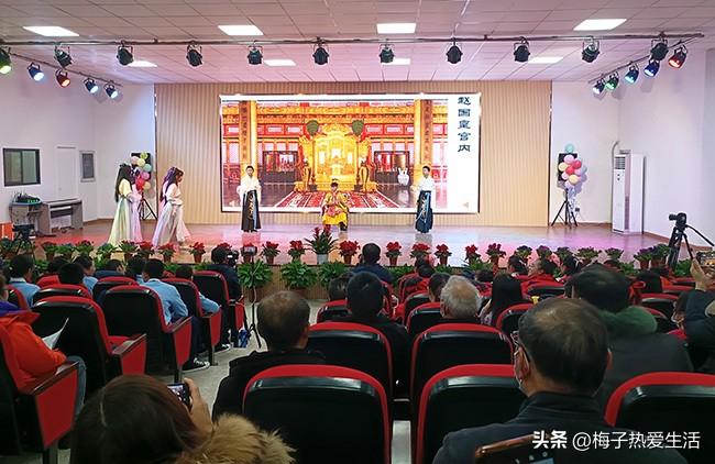 今天路过湖北十堰丹江口红旗中学（新港新校区），顺便来看看在这里上班的侄女。
 