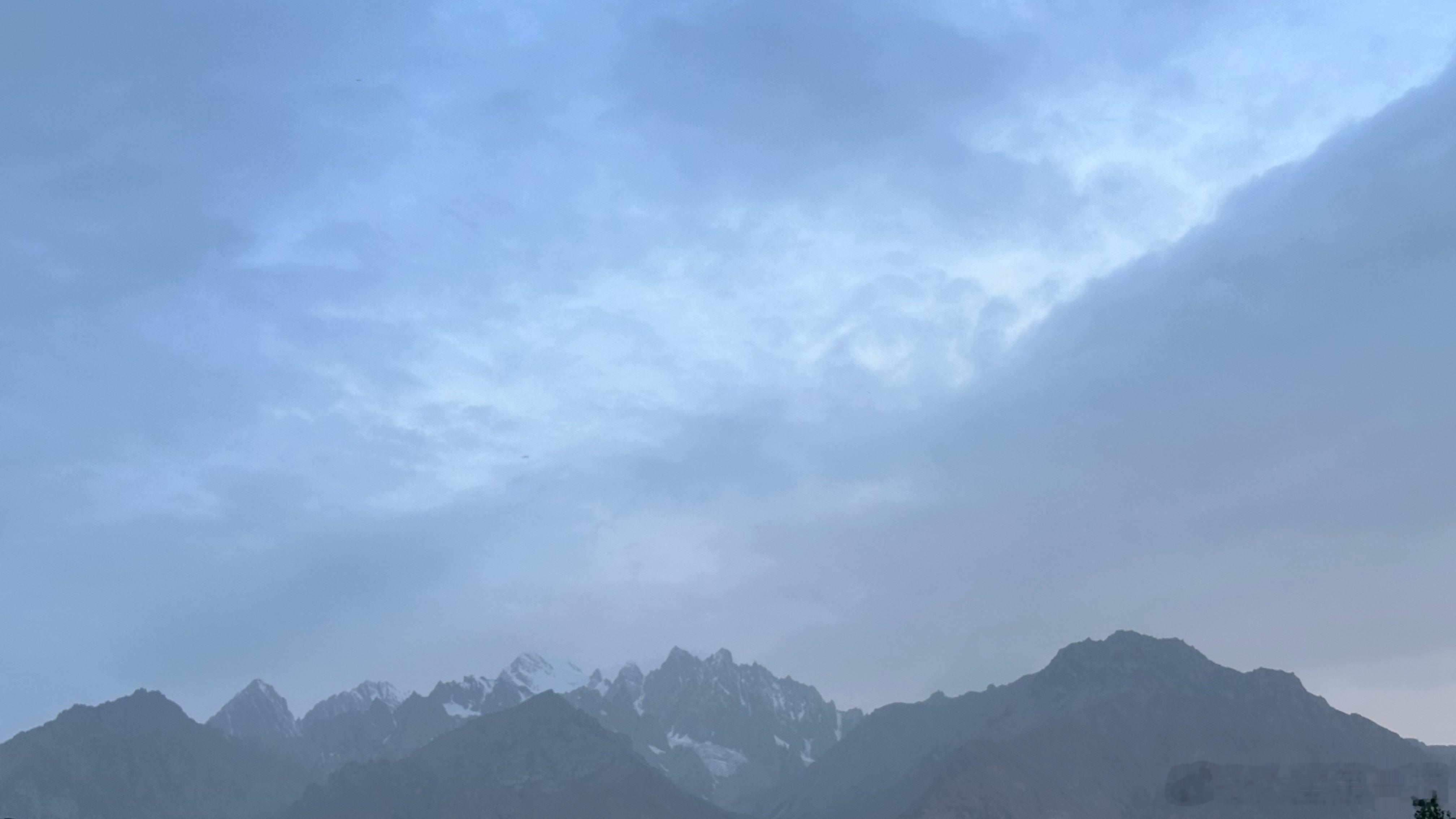8:22 晨起开门雪覆山，雪睛云淡日光寒。与火星第一猫一起早起看日出