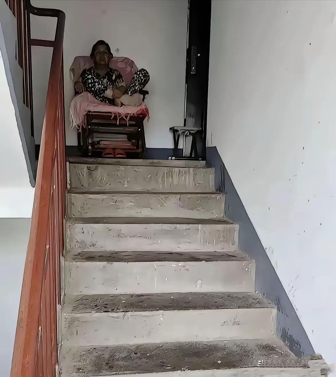 天天练心态。
这一天天的……
如果哪一天就只剩下一把椅子了就更……