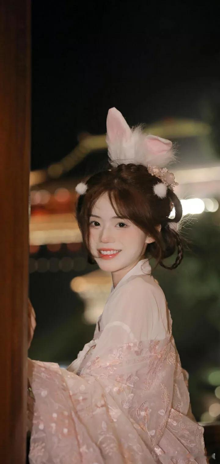 夜幕下的和服少女，萌兔发饰，甜美微笑分享美少女倩影