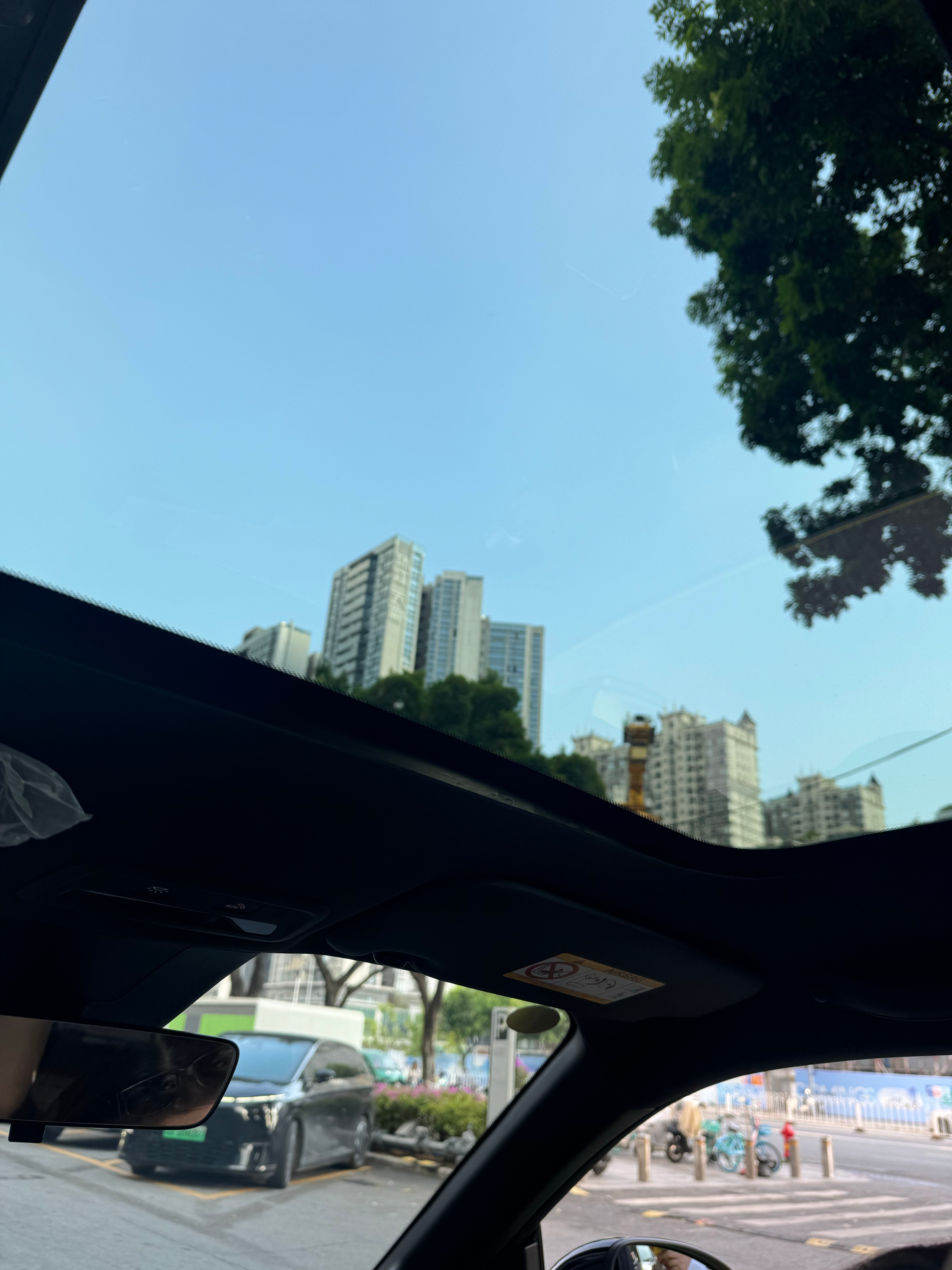吃完饭发现附近刚好有家店，等车的间隙花5分钟快速搂了一眼，整体还是挺好玩一小车，