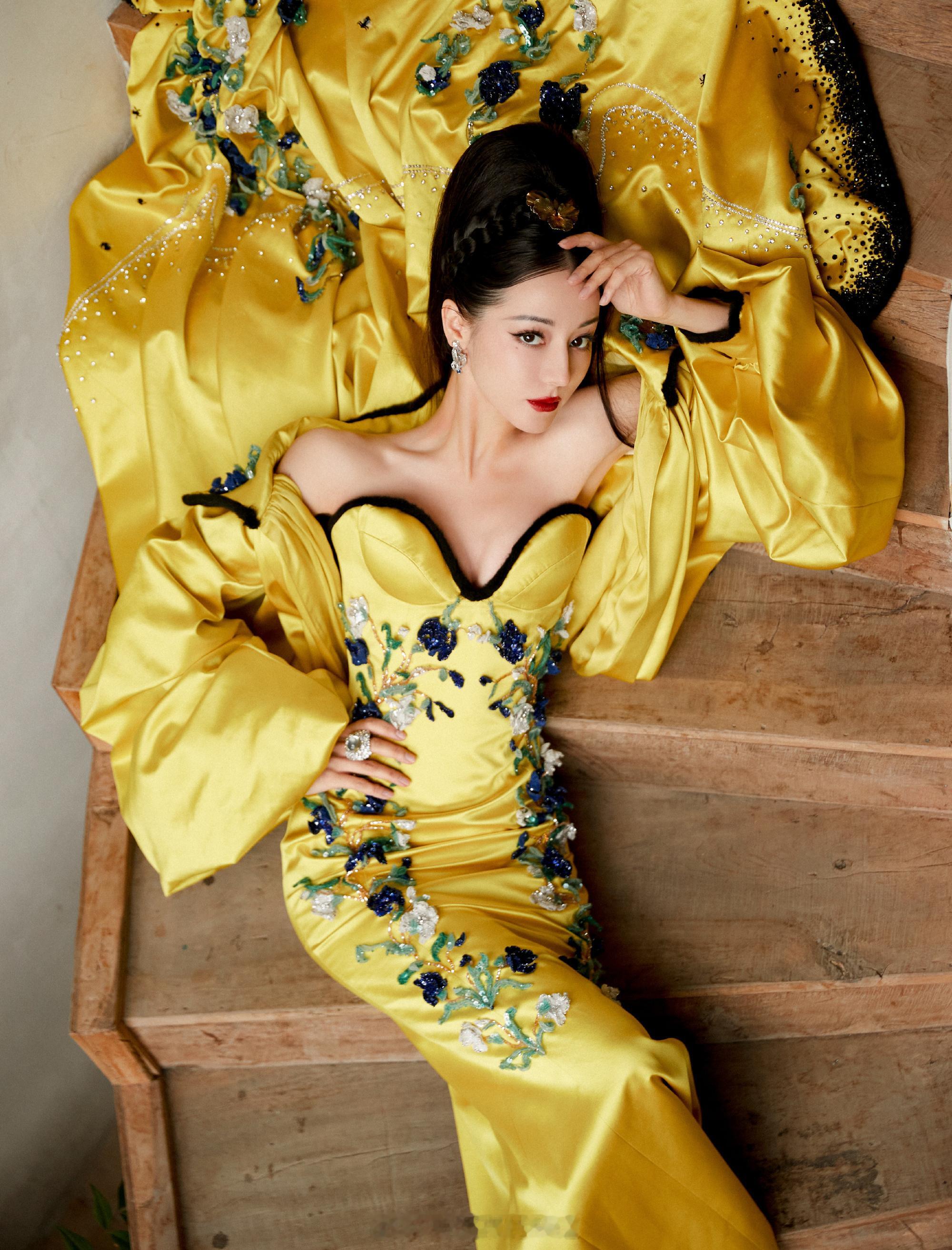 迪丽热巴花团锦簇复古造型 