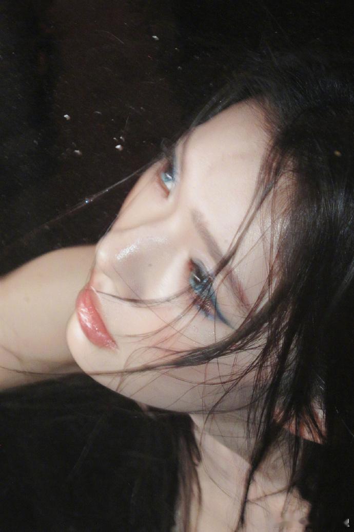 林允湿发半裸造型 蓝色的眼眸加上了蓝色的眼影，真的是好惊艳。林允湿发半裸造型，又