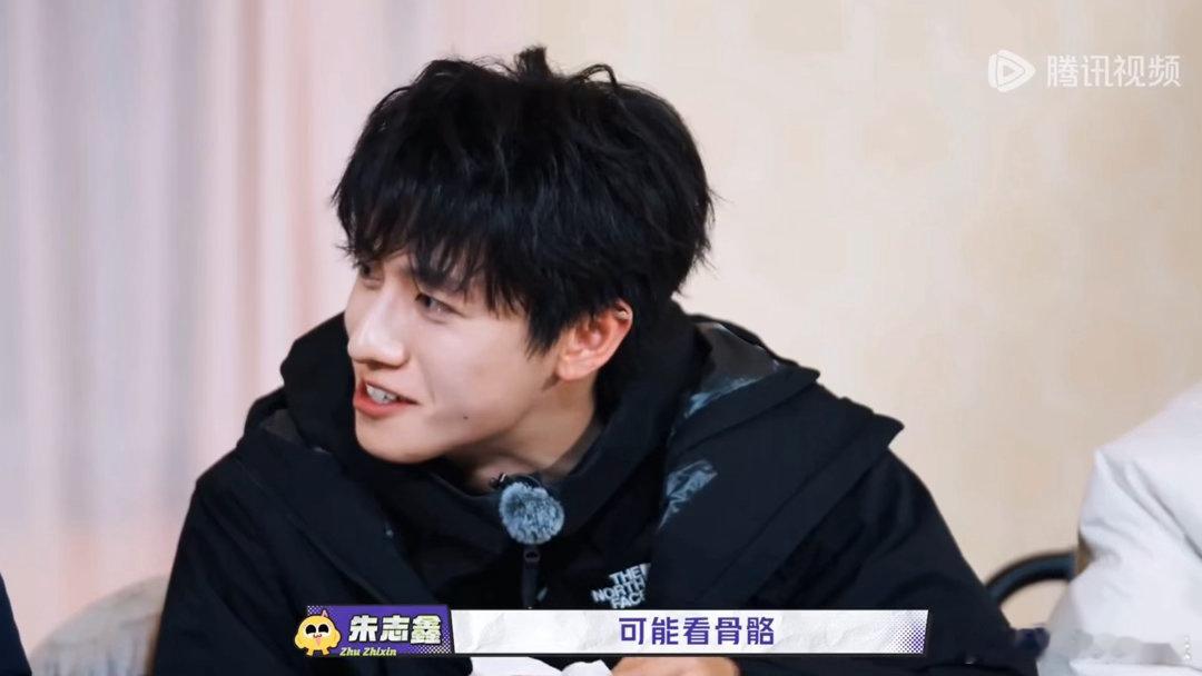朱志鑫第一年给星探留的假号码朱志鑫说时代峰峻星探会摸骨听完这段真的大开眼界，第一