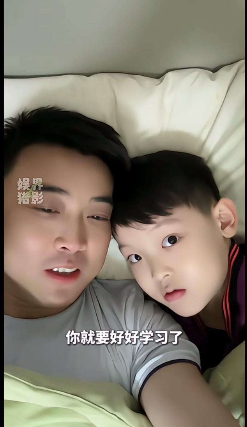 王皓父子俩的亲子时光，温馨又感人，皓皓一回家就年轻了许多！好一个小帅哥，跟爸爸一