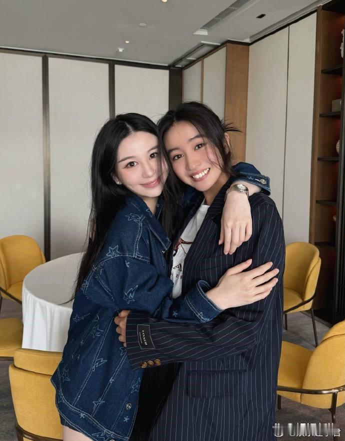 邱淑贞母女和工藤静香母女同框工藤静香带女儿到香港游玩，邱淑贞和女儿作为东道主接待