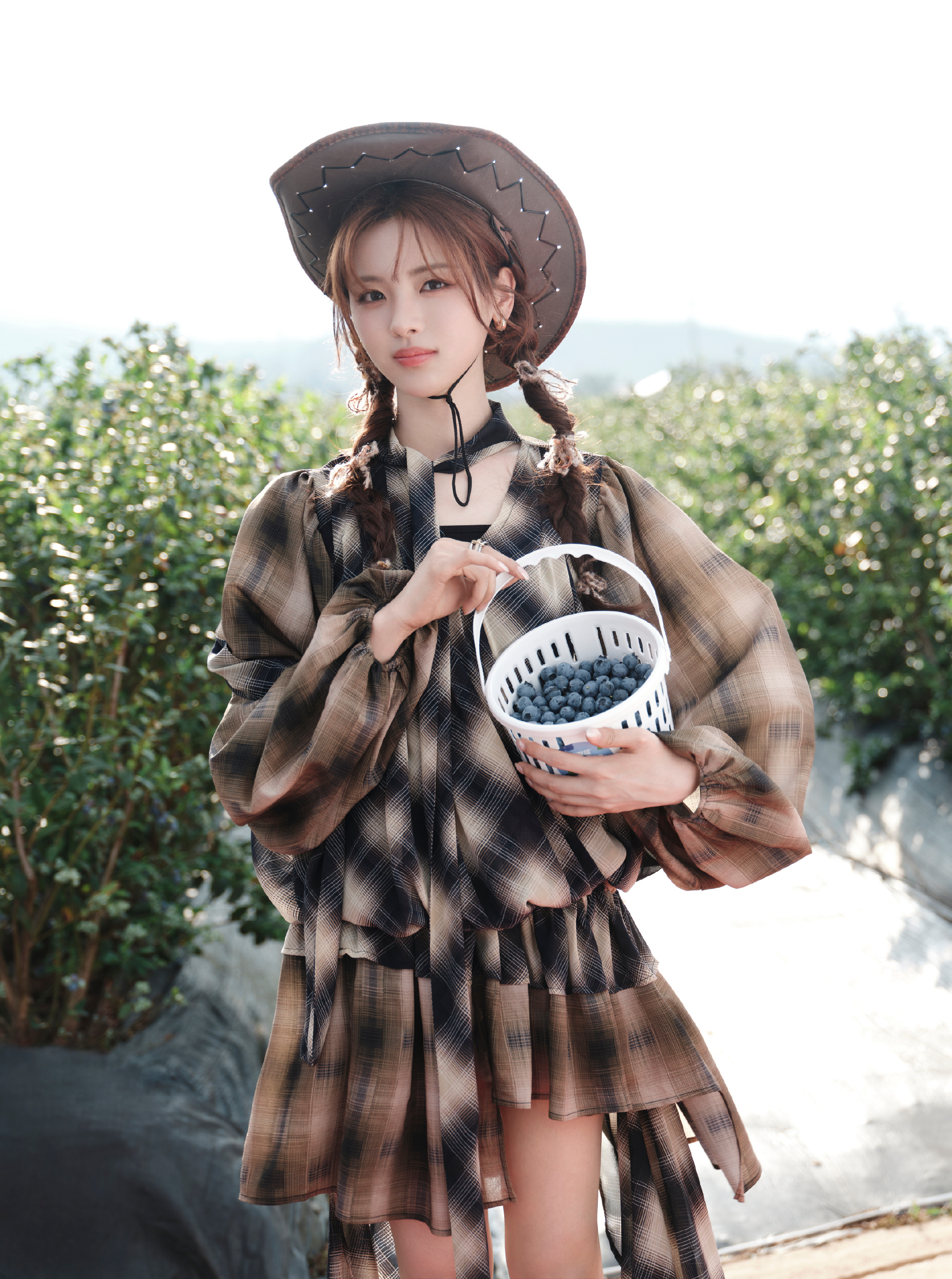 愚人节快乐👿好可爱的摘蓝莓小女孩