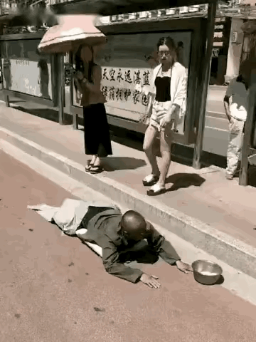 不像是摆拍，感觉是故意在断别人的财路。