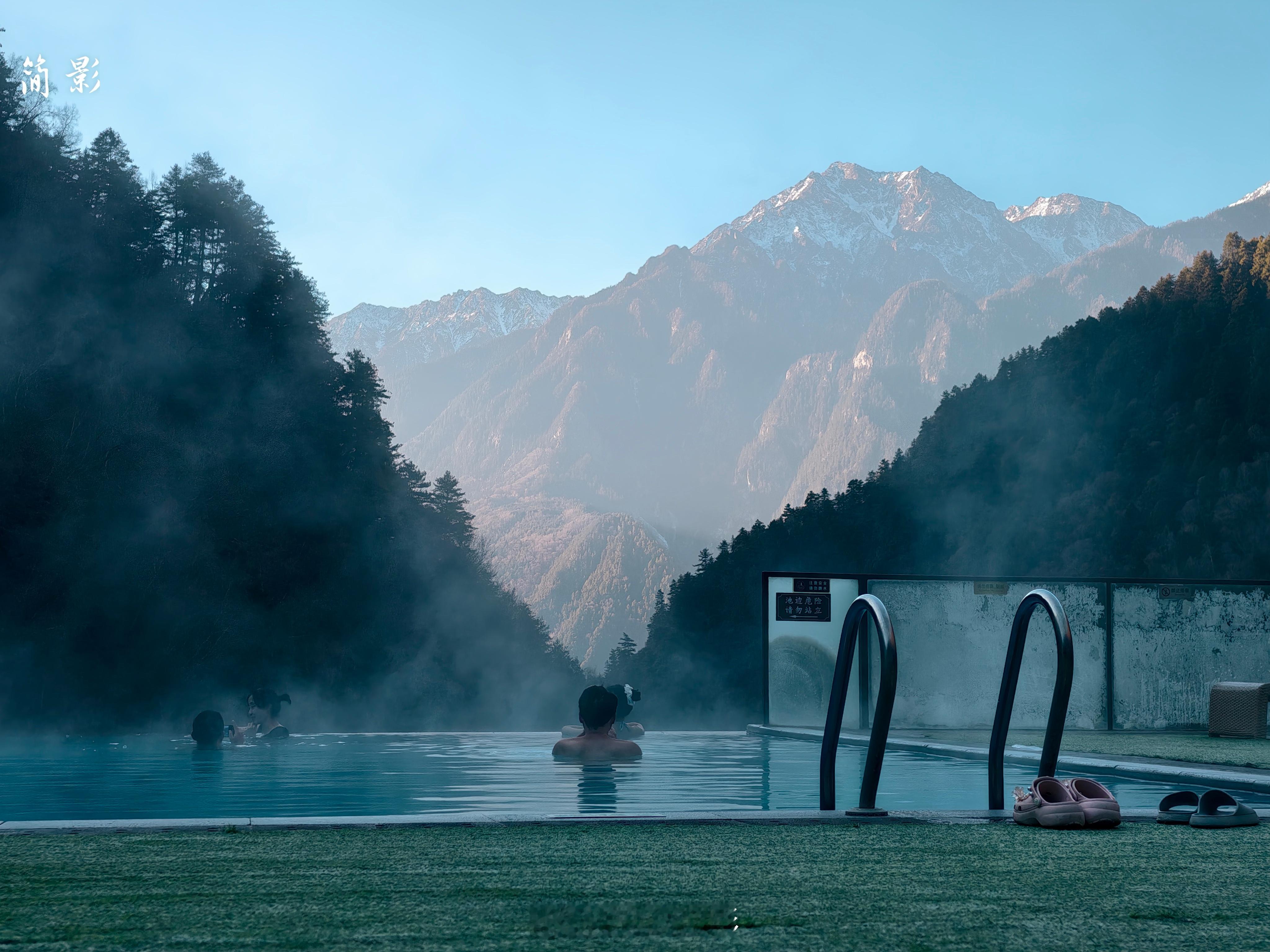 川越冰雪遇见你 本地这些温泉酒店，这种室外温泉泡着，还能直接看到对面的霸王雪山…